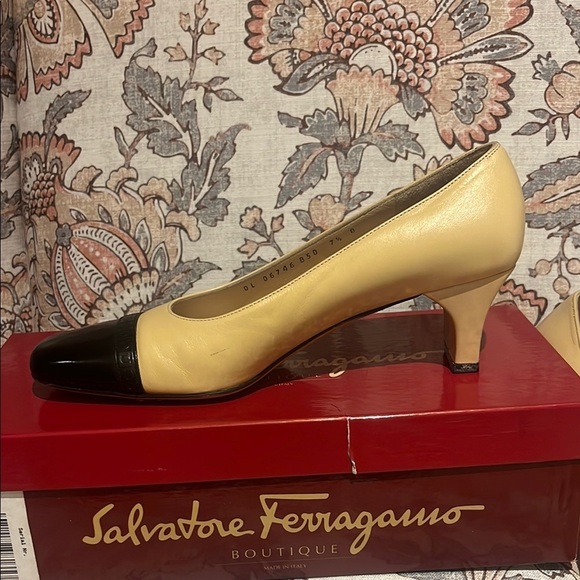 Vintage Salvatore Ferragamo cream and Black classic pumps - Picture 5 of 9